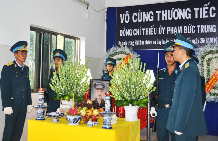  Lễ tang phi công Phạm Đức Trung 