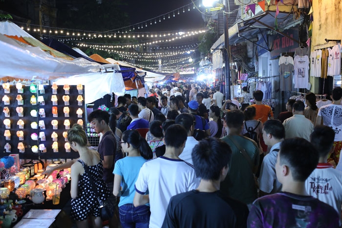 Cảnh đối lập trước và sau “giờ giới nghiêm” ở Hà Nội hình ảnh 3 canh doi lap truoc va sau “gio gioi nghiem” o ha noi hinh anh 3