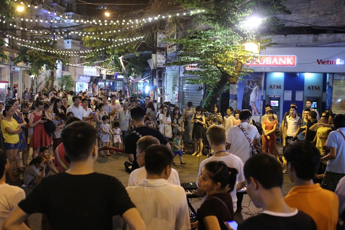 Cảnh đối lập trước và sau “giờ giới nghiêm” ở Hà Nội hình ảnh 4 canh doi lap truoc va sau “gio gioi nghiem” o ha noi hinh anh 4