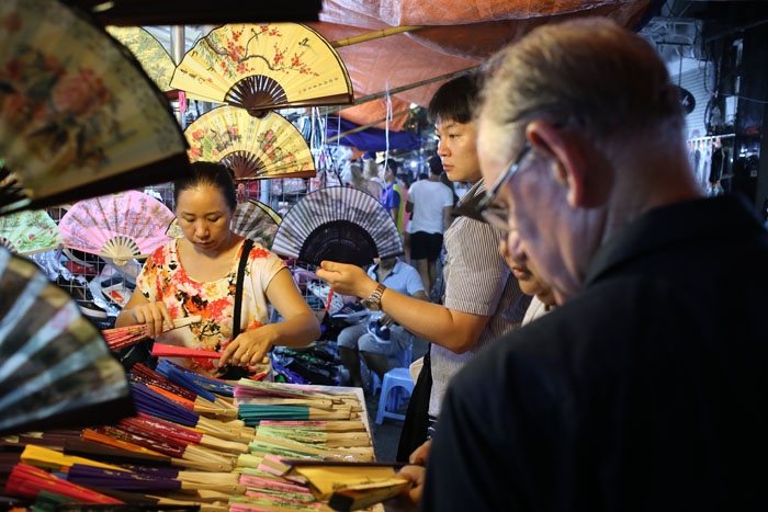 Cảnh đối lập trước và sau “giờ giới nghiêm” ở Hà Nội hình ảnh 5 canh doi lap truoc va sau “gio gioi nghiem” o ha noi hinh anh 5