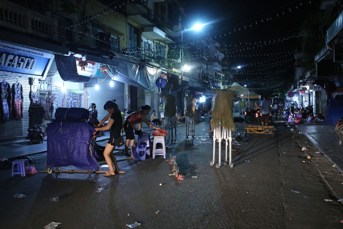 Cảnh đối lập trước và sau “giờ giới nghiêm” ở Hà Nội hình ảnh 7 canh doi lap truoc va sau “gio gioi nghiem” o ha noi hinh anh 7