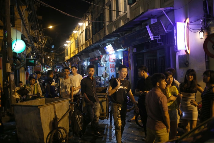 Cảnh đối lập trước và sau “giờ giới nghiêm” ở Hà Nội hình ảnh 9 canh doi lap truoc va sau “gio gioi nghiem” o ha noi hinh anh 9