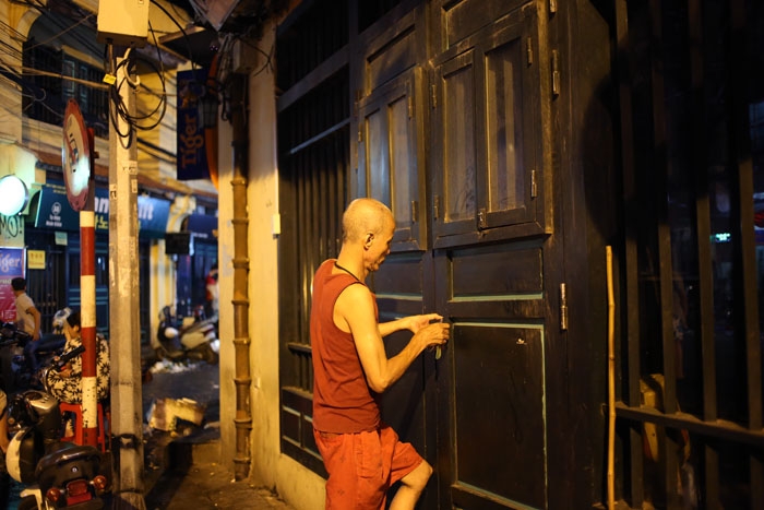 Cảnh đối lập trước và sau “giờ giới nghiêm” ở Hà Nội hình ảnh 11 canh doi lap truoc va sau “gio gioi nghiem” o ha noi hinh anh 11