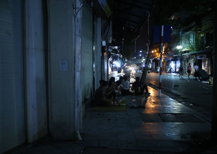 Cảnh đối lập trước và sau “giờ giới nghiêm” ở Hà Nội hình ảnh 12 canh doi lap truoc va sau “gio gioi nghiem” o ha noi hinh anh 12