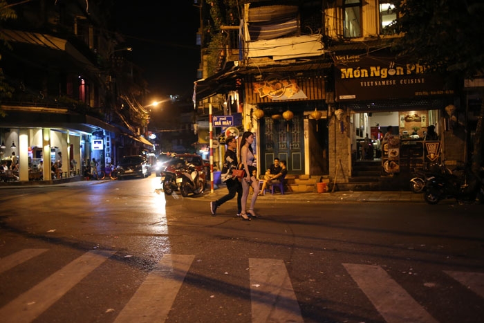 Cảnh đối lập trước và sau “giờ giới nghiêm” ở Hà Nội hình ảnh 13 canh doi lap truoc va sau “gio gioi nghiem” o ha noi hinh anh 13