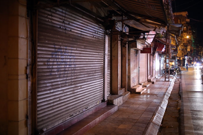 Cảnh đối lập trước và sau “giờ giới nghiêm” ở Hà Nội hình ảnh 14 canh doi lap truoc va sau “gio gioi nghiem” o ha noi hinh anh 14