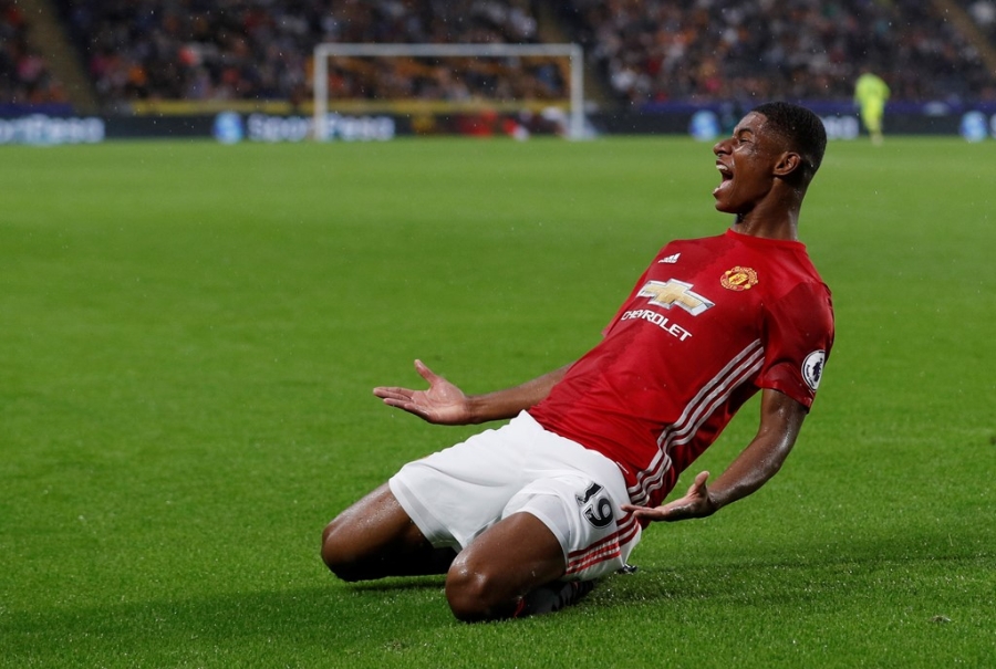 Fan MU giam dap len nhau an mung ban thang cua Rashford hinh anh 3