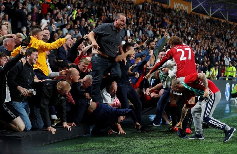 Fan MU giam dap len nhau an mung ban thang cua Rashford hinh anh 6