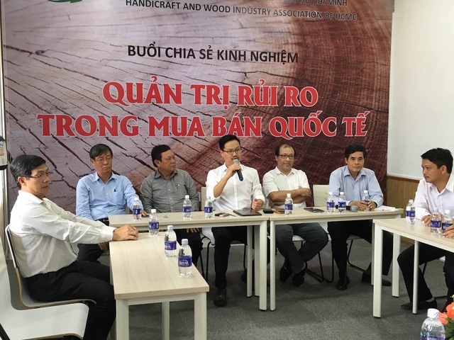  Các bên tranh luận tại buổi họp 