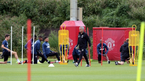 HLV Mourinho suýt nói chuyện với thợ xây bằng 'nắm đấm' - Ảnh 1