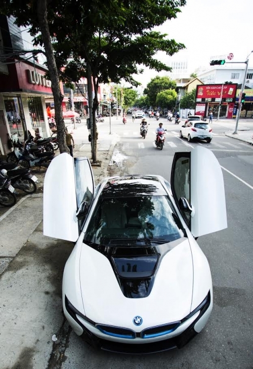 'Lộ' danh tính người chồng mua siêu xe 7 tỷ BMW i8 tặng sinh nhật vợ - Ảnh 1