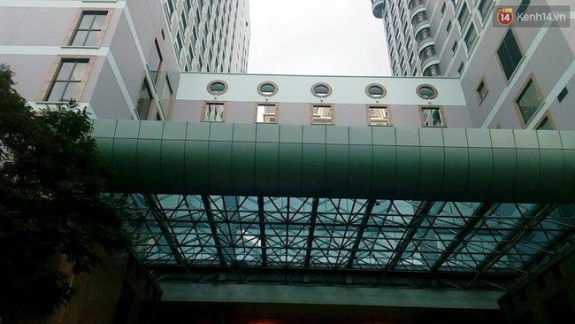 Nam công nhân rơi từ trên cao tử vong trước khách sạn Sheraton Saigon - Ảnh 1.