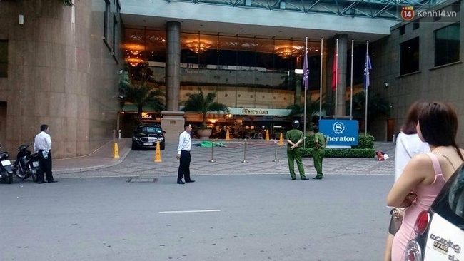 Nam công nhân rơi từ trên cao tử vong trước khách sạn Sheraton Saigon - Ảnh 2.