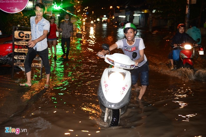 Nhieu xe chet may khi di qua doan duong ngap o Sai Gon hinh anh 2