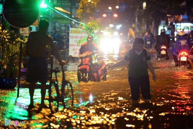Nhieu xe chet may khi di qua doan duong ngap o Sai Gon hinh anh 3