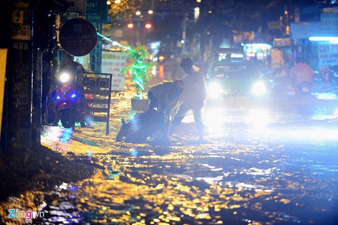 Nhieu xe chet may khi di qua doan duong ngap o Sai Gon hinh anh 4