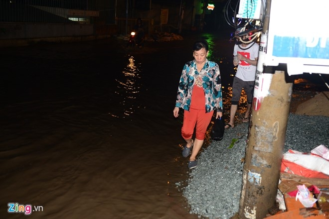 Nhieu xe chet may khi di qua doan duong ngap o Sai Gon hinh anh 6