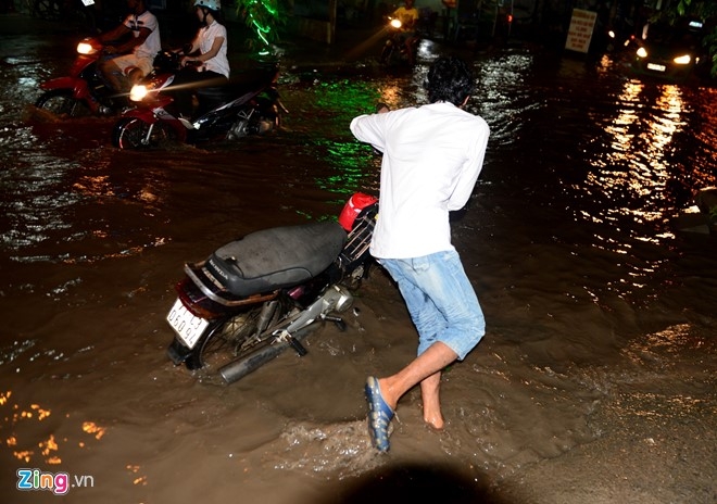 Nhieu xe chet may khi di qua doan duong ngap o Sai Gon hinh anh 7