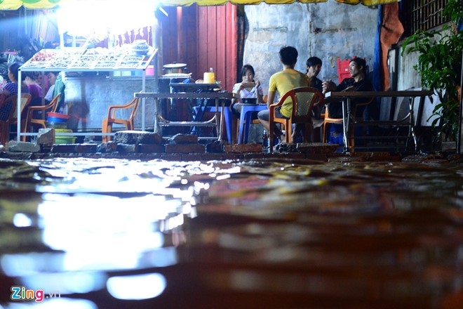 Nhieu xe chet may khi di qua doan duong ngap o Sai Gon hinh anh 10