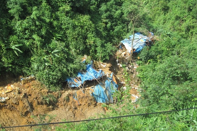  Một lán vàng bị sập. 