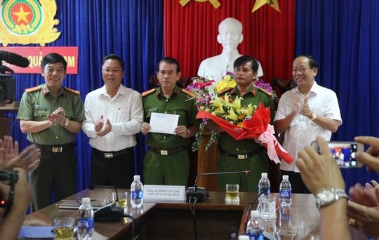  Ông Đinh Văn Thu (bìa phải) thưởng nóng cho Ban chuyên án 