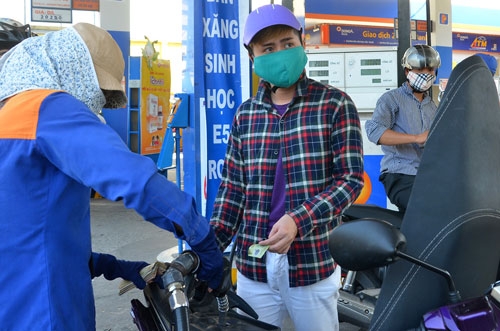  Dù nhà nước khuyến khích nhưng xăng E5 vẫn chưa được số đông người tiêu dùng đón nhận Ảnh: Tấn Thạnh 