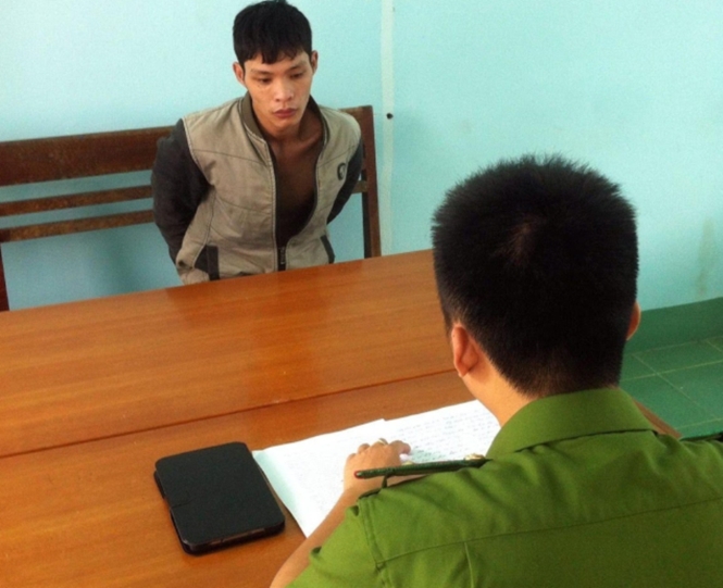 Điều tra viên lấy lời của Long /// Công an TP.Kon Tum cung cấp