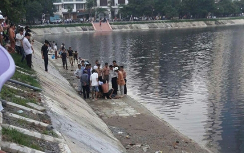 boi ra giua ho ngoc khanh, nam thanh nien chet duoi hinh 0