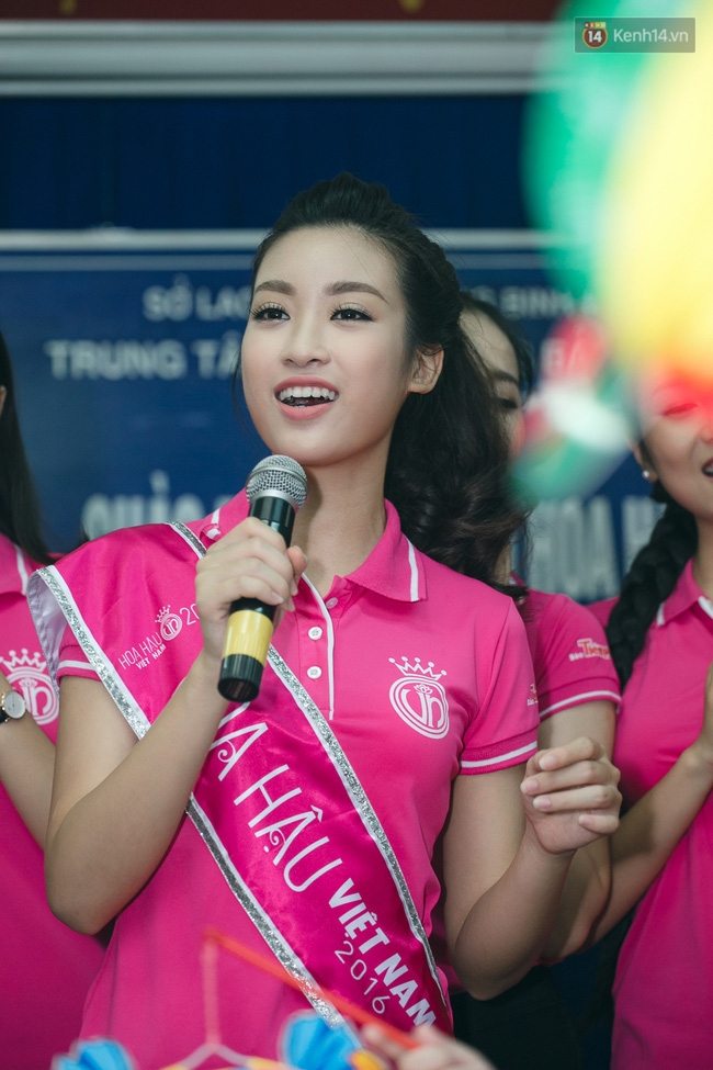 Không váy áo lộng lẫy, Hoa hậu Đỗ Mỹ Linh và 2 Á hậu vẫn xinh tươi khi đi từ thiện sau đăng quang - Ảnh 6.