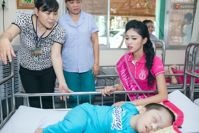 Không váy áo lộng lẫy, Hoa hậu Đỗ Mỹ Linh và 2 Á hậu vẫn xinh tươi khi đi từ thiện sau đăng quang - Ảnh 7.