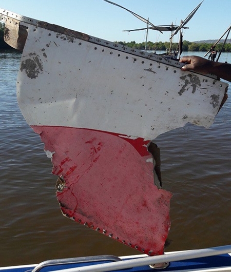 Mảnh vỡ nghi của MH370 tìm thấy ở Mozambique. Ảnh: Facebook/Jean Viljoen.