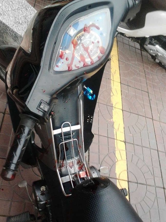 Chiếc xe máy của người thanh niên bị đánh, với nhiều vết máu trên xe. ( Nguồn: Facebook )