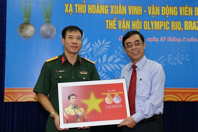 Xạ thủ Hoàng Xuân Vinh cùng vợ vinh quy bái tổ - ảnh thể thao