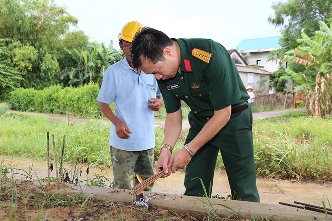 Xạ thủ Hoàng Xuân Vinh cùng vợ vinh quy bái tổ - ảnh thể thao