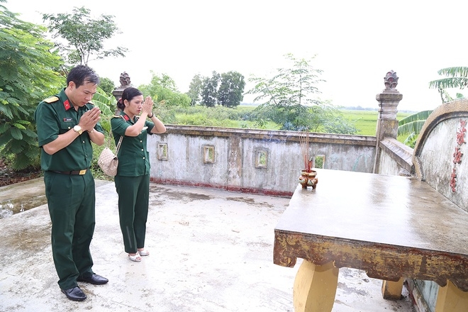 Xạ thủ Hoàng Xuân Vinh cùng vợ vinh quy bái tổ - ảnh thể thao