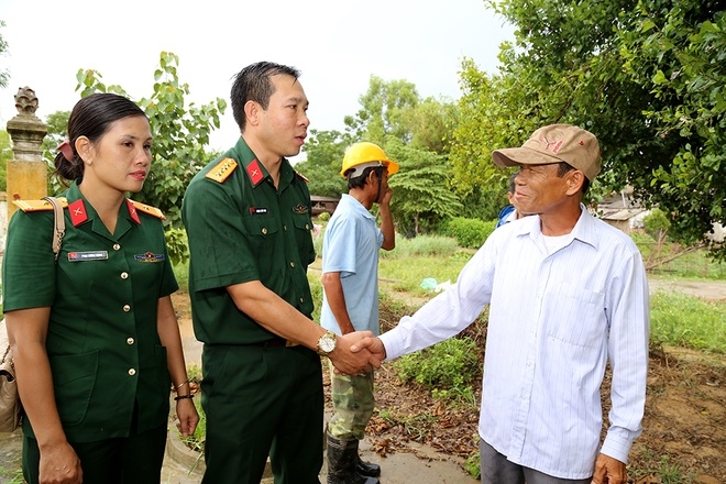 Xạ thủ Hoàng Xuân Vinh cùng vợ vinh quy bái tổ - ảnh thể thao