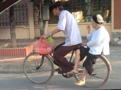 Cu ong hon 10 nam dap xe deo vo di ban trung tai Ha Noi hinh anh 1