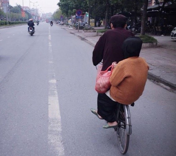 Cu ong hon 10 nam dap xe deo vo di ban trung tai Ha Noi hinh anh 2