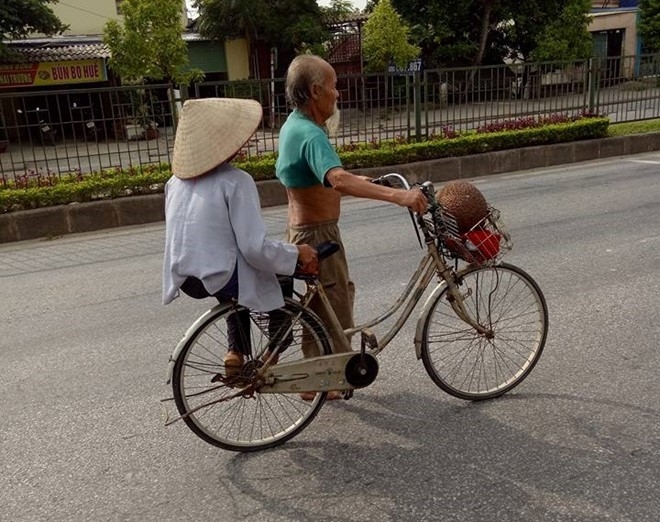 Cu ong hon 10 nam dap xe deo vo di ban trung tai Ha Noi hinh anh 3