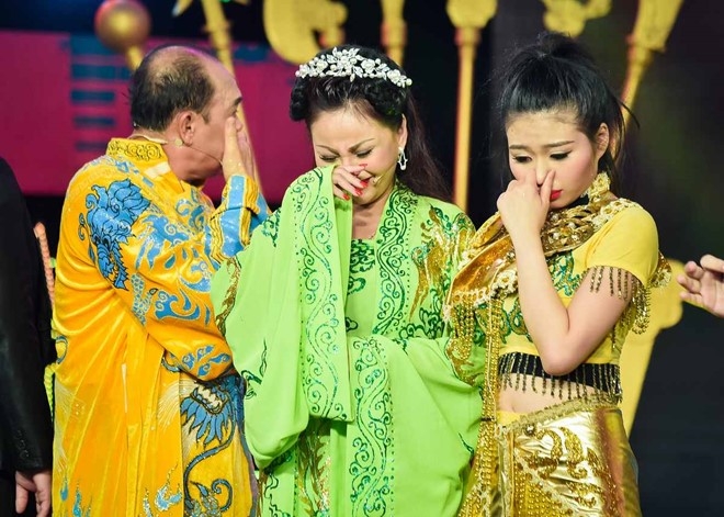 Hoai Linh xot xa khi tum toc, tat vao mat chau ruot Vu Linh hinh anh 11