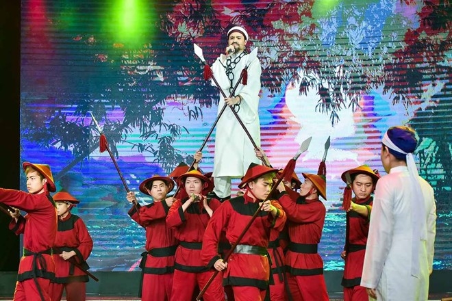 Hoai Linh xot xa khi tum toc, tat vao mat chau ruot Vu Linh hinh anh 14