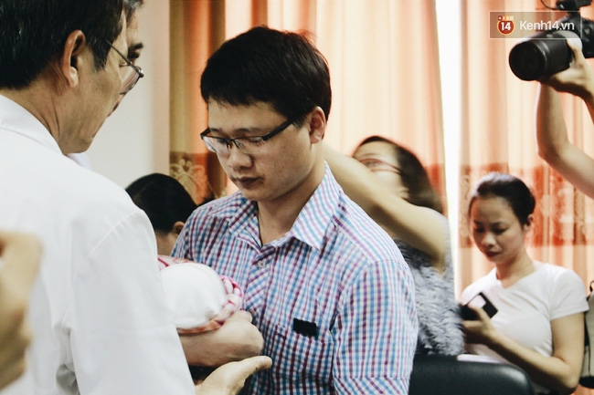 Khoảnh khắc chồng thiếu úy Huyền Trâm nhận lại con trai kháu khỉnh sau 50 ngày chiến đấu ở bệnh viện - Ảnh 2.