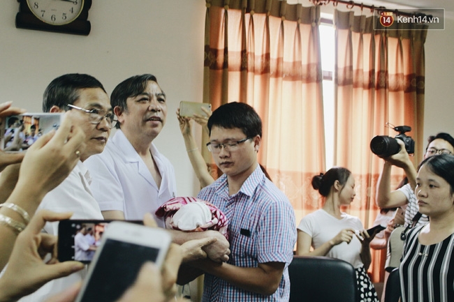 Khoảnh khắc chồng thiếu úy Huyền Trâm nhận lại con trai kháu khỉnh sau 50 ngày chiến đấu ở bệnh viện - Ảnh 3.