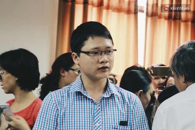 Khoảnh khắc chồng thiếu úy Huyền Trâm nhận lại con trai kháu khỉnh sau 50 ngày chiến đấu ở bệnh viện - Ảnh 9.