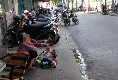 Lộ diện thế lực ‘chăn dắt’ người già, trẻ em bán hàng rong - Ảnh 1