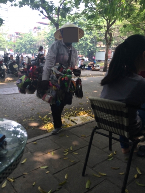 Lộ diện thế lực ‘chăn dắt’ người già, trẻ em bán hàng rong - Ảnh 2