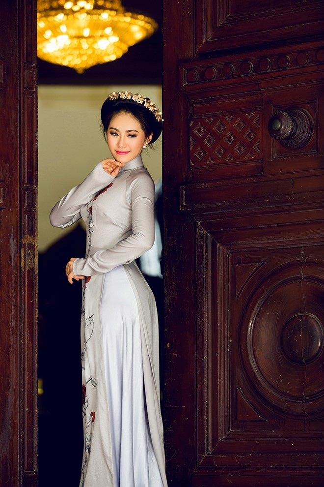 Luong Bich Huu duyen dang trong ta ao dai hinh anh 7