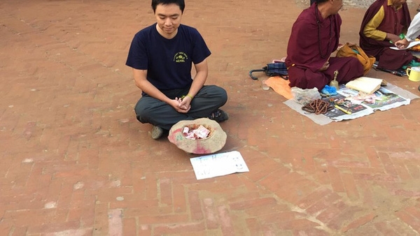 Một du khách người Việt đã thử đóng vai ăn xin ở Nepal và kết quả nhận được thật bất ngờ