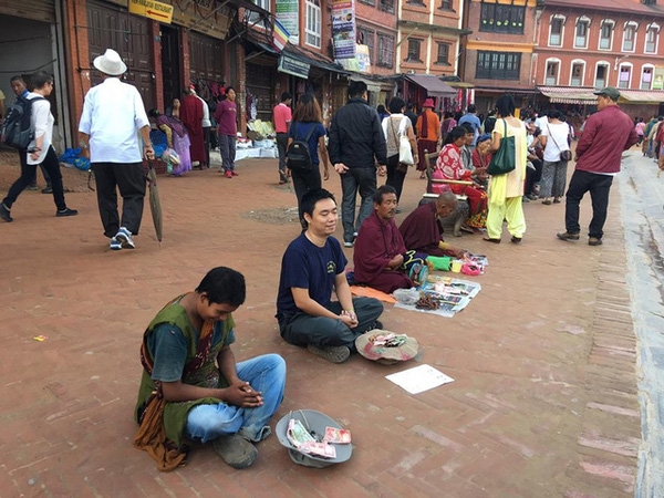 Một du khách người Việt đã thử đóng vai ăn xin ở Nepal và kết quả nhận được thật bất ngờ