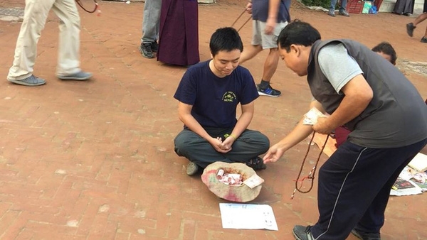 Một du khách người Việt đã thử đóng vai ăn xin ở Nepal và kết quả nhận được thật bất ngờ